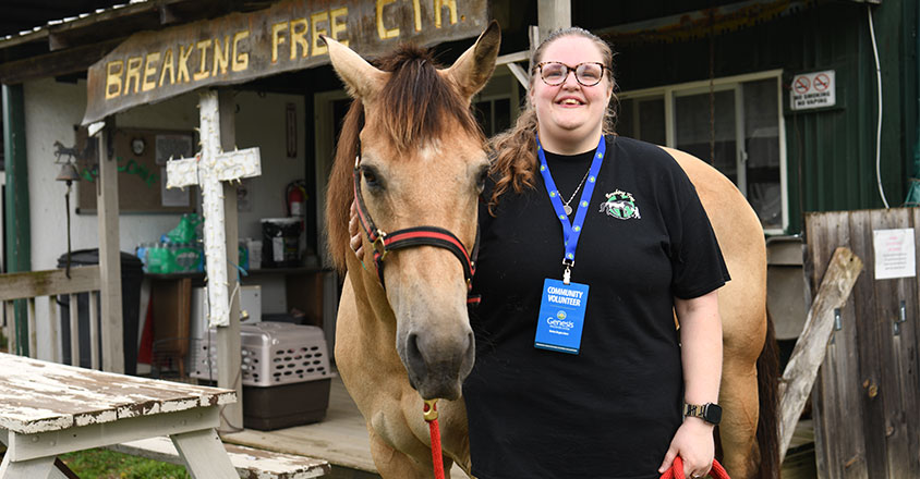 Kelsey Taylor volunteers